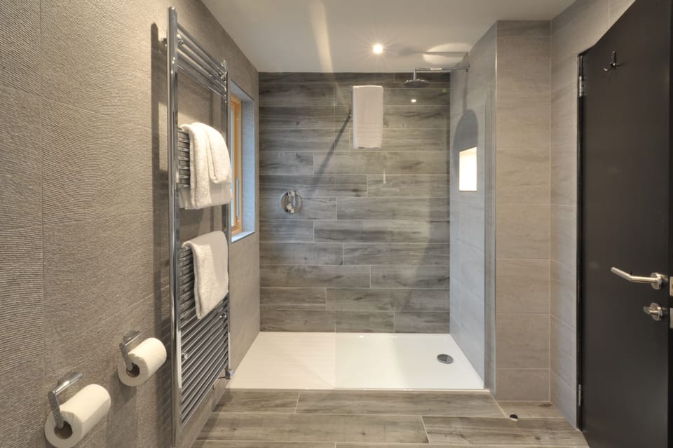 Family Quadruple Room, 1 Bedroom, Ensuite | Bathroom | Free toiletries, bathrobes, towels