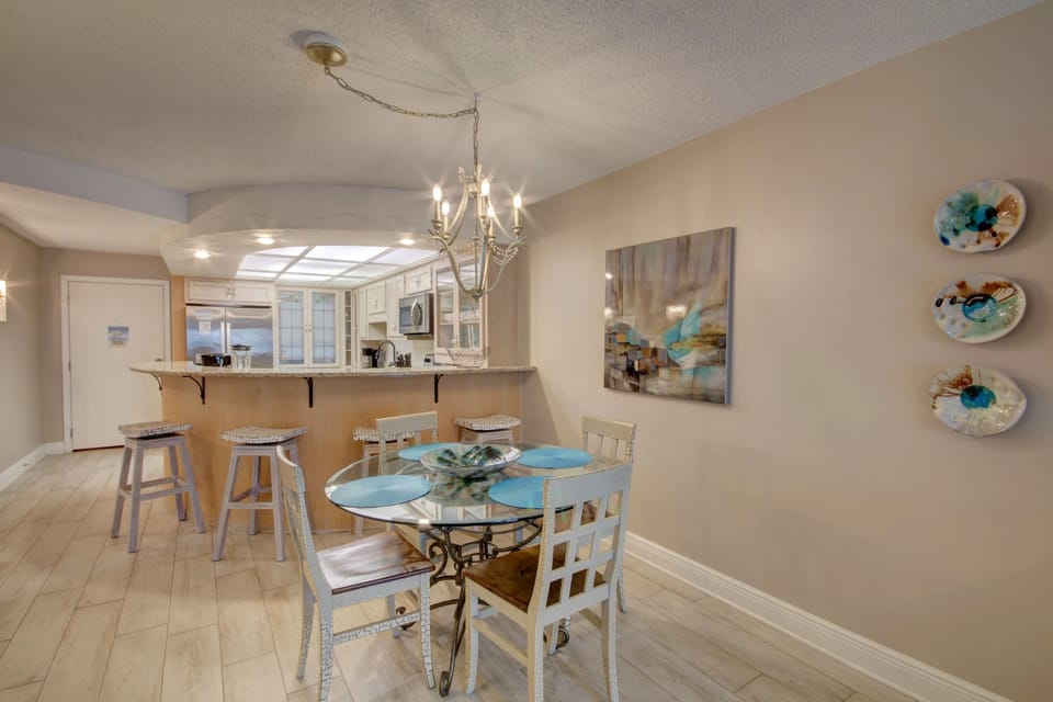 Condo, 2 Bedrooms | Dining
