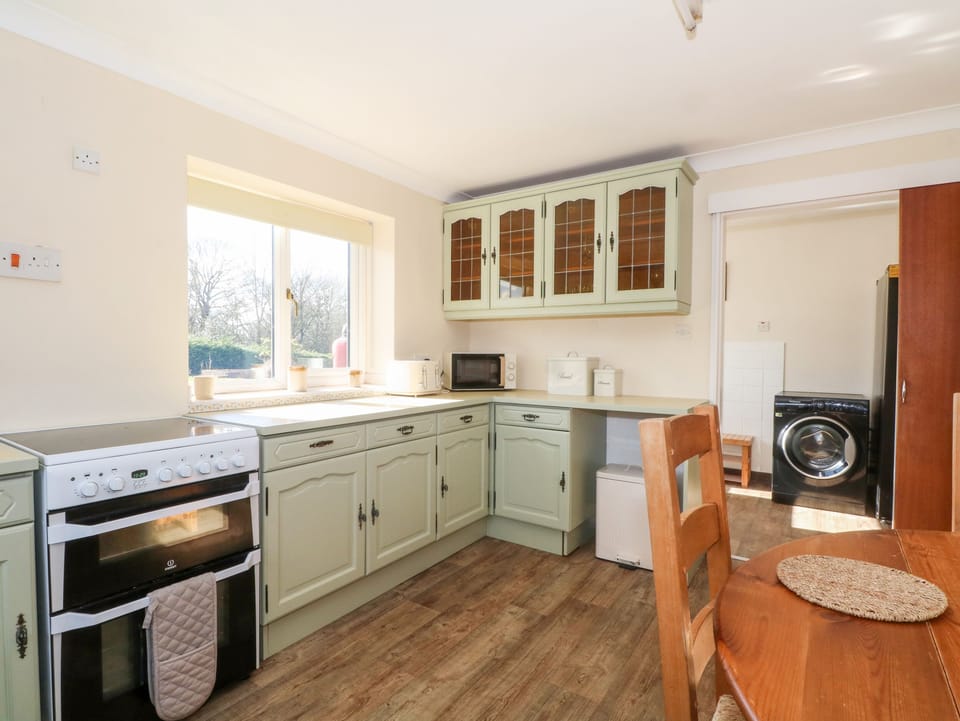 Fridge, dishwasher, cookware/dishes/utensils