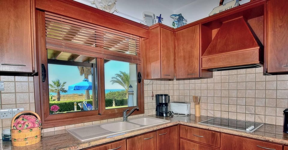 Villa, 4 Bedrooms, Balcony, Garden View | Private kitchen