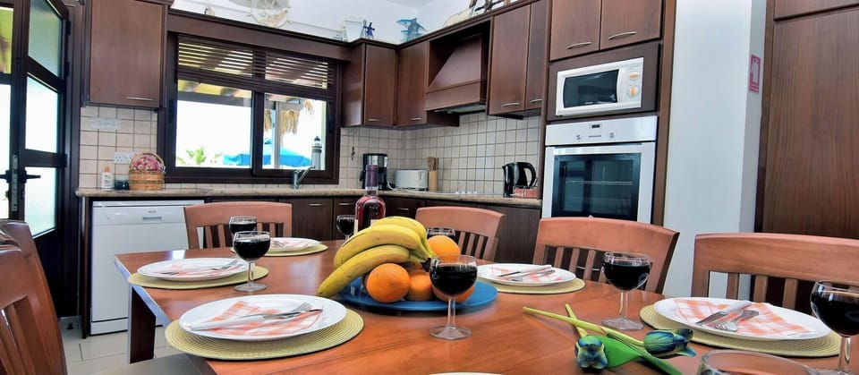 Villa, 4 Bedrooms, Balcony, Garden View | Dining