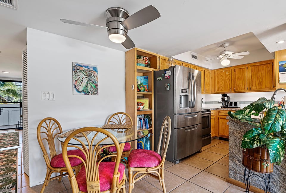 Condo, 1 King Bed with Sofa bed (Casa De Emdeko 230) | Private kitchen | Paper towels