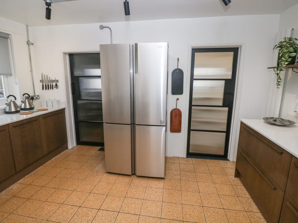 Cottage | Private kitchen | Fridge, dishwasher, electric kettle, cookware/dishes/utensils