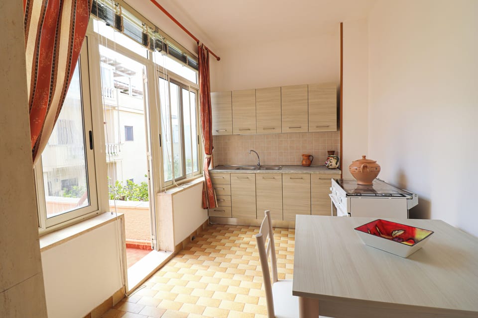 House, 4 Bedrooms, Smoking, Balcony | Private kitchen