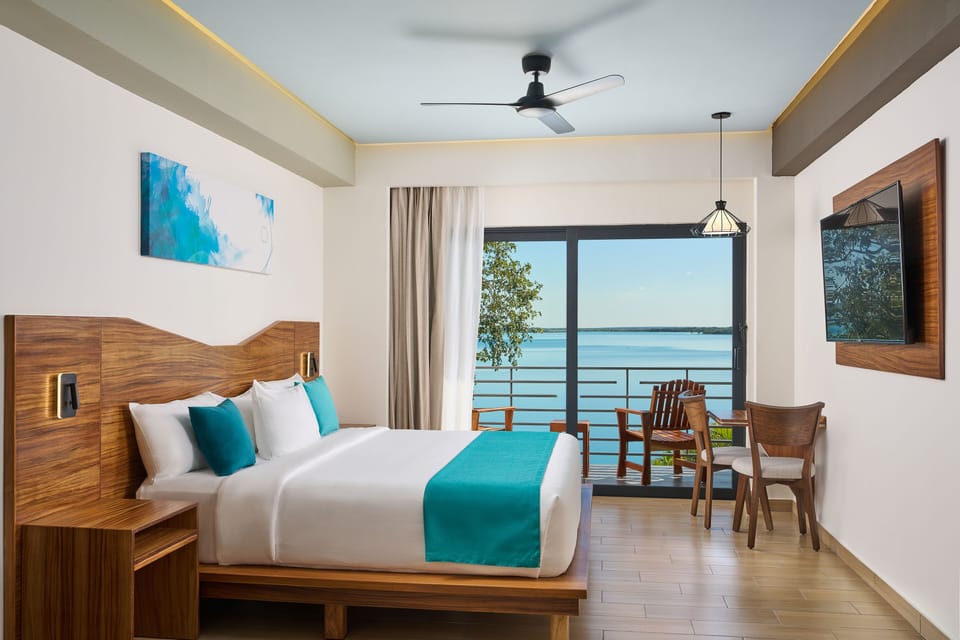 Deluxe King Size Front Lagoon View | 1 bedroom, premium bedding, Tempur-Pedic beds, minibar