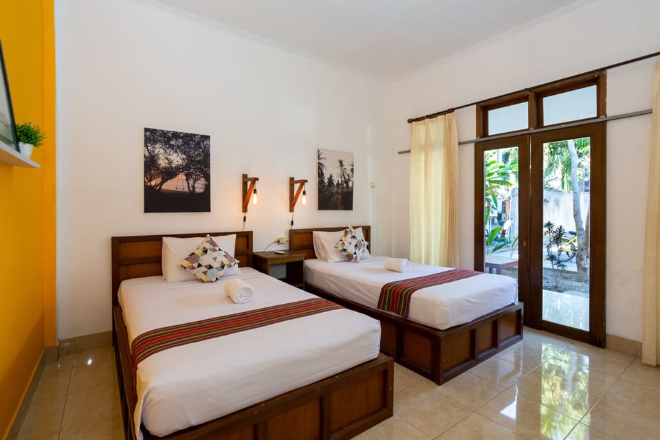 Classic Twin Room, Multiple Beds | Desk, WiFi (free), bed sheets