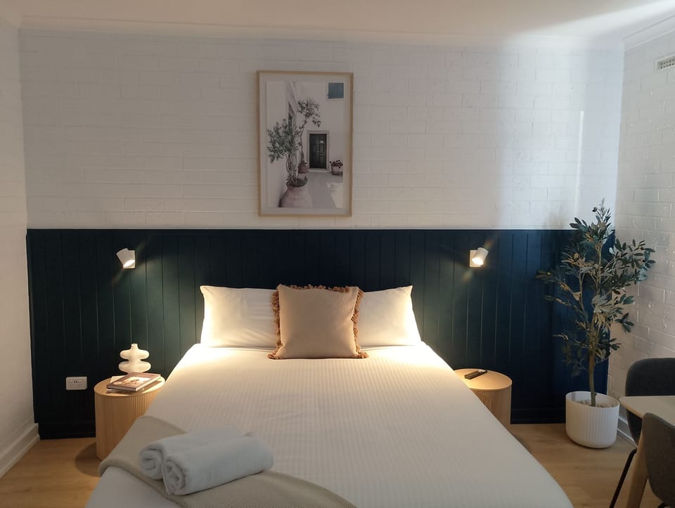 Deluxe Studio, Multiple Beds | Iron/ironing board, free WiFi, bed sheets