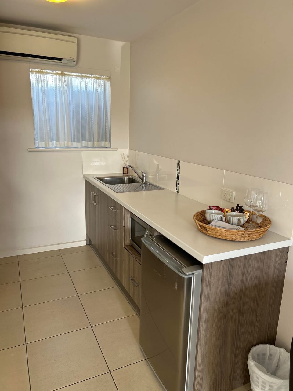 Executive Studio, 1 Queen Bed | In-room dining