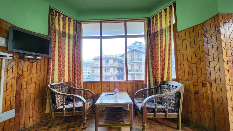 Superior Room | Living area | 32-inch flat-screen TV with cable channels, TV