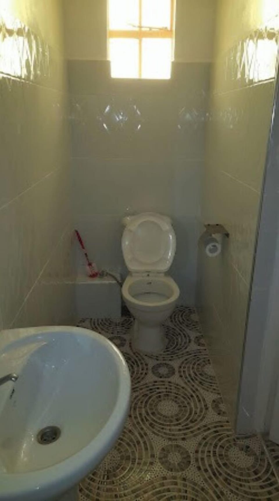 Shower, rainfall showerhead, free toiletries, slippers