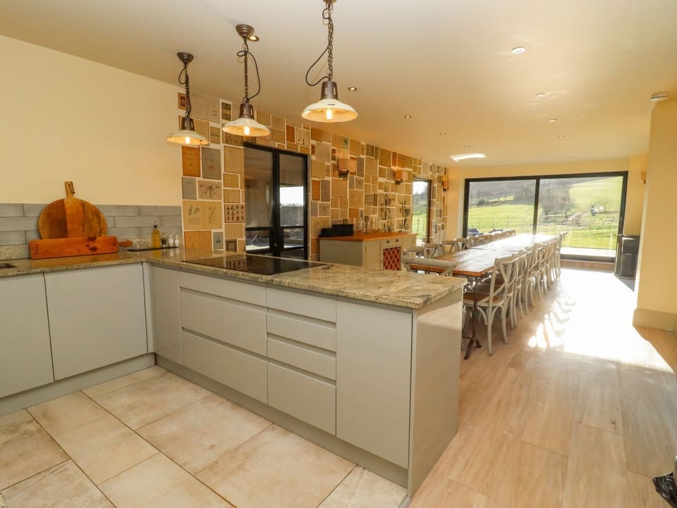 Fridge, cookware/dishes/utensils