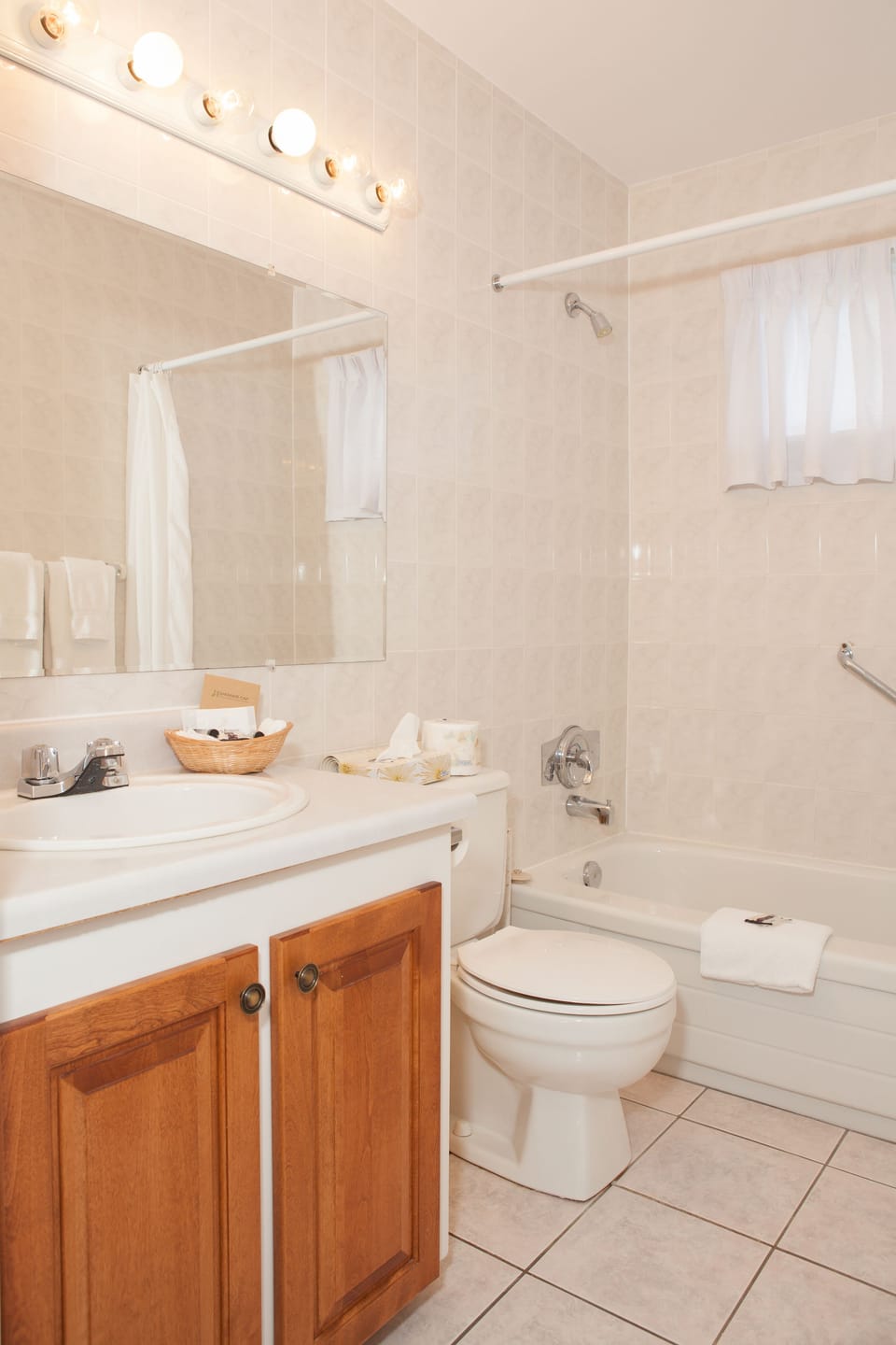 Housekeeping Unit- full kitchen | Bathroom | Hair dryer, towels