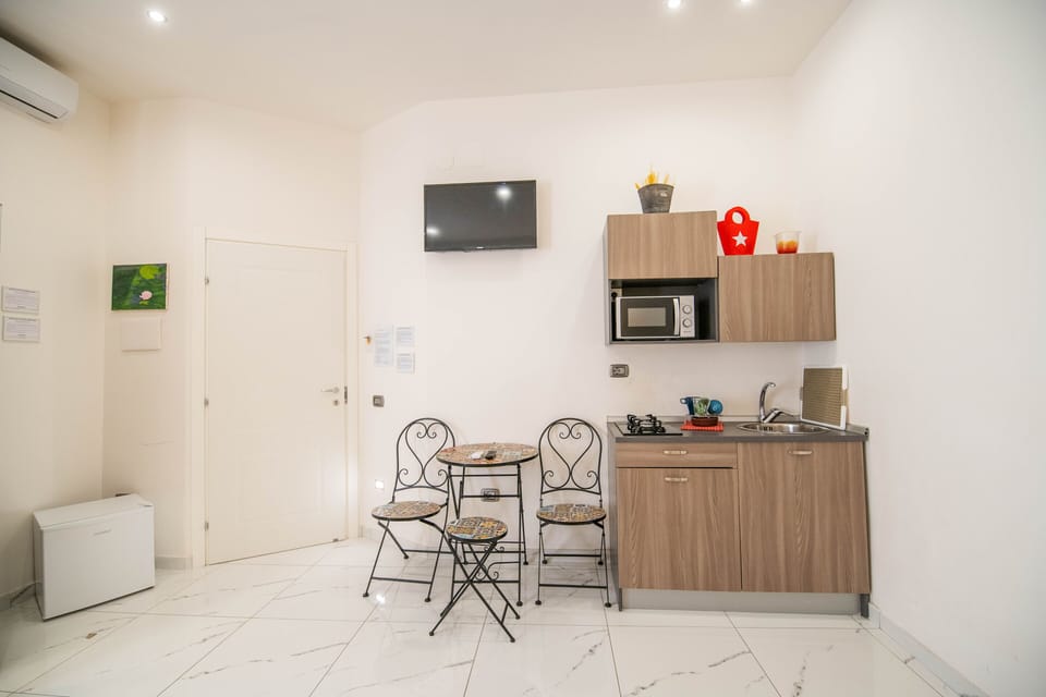 Deluxe Studio | Private kitchen | Coffee/tea maker, cookware/dishes/utensils, dining tables