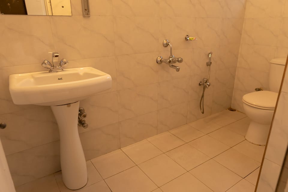 Standard Double Room | Bathroom | Shower, rainfall showerhead, free toiletries, towels