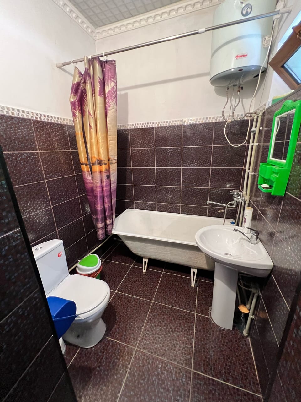 Deluxe Quadruple Room | Bathroom