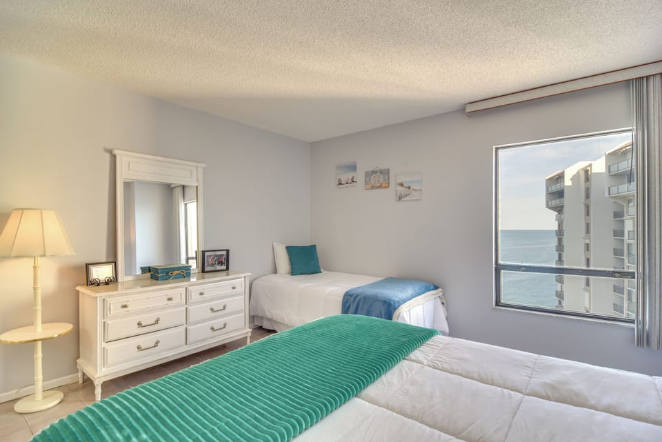 Steps to the Sand! Clearwater Beach Condo Apartment in Clearwater Beach