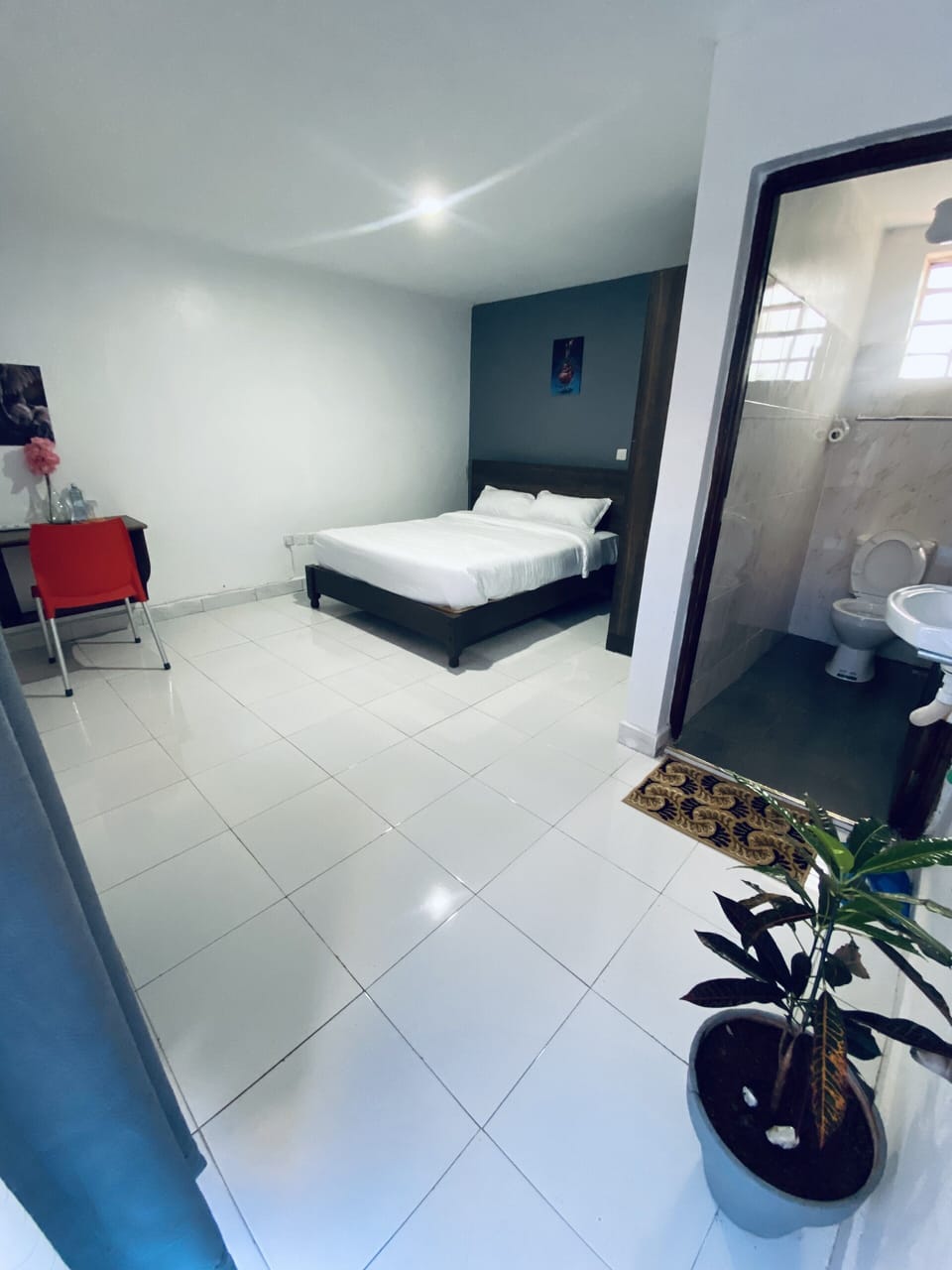 Deluxe Studio Suite | Desk, laptop workspace