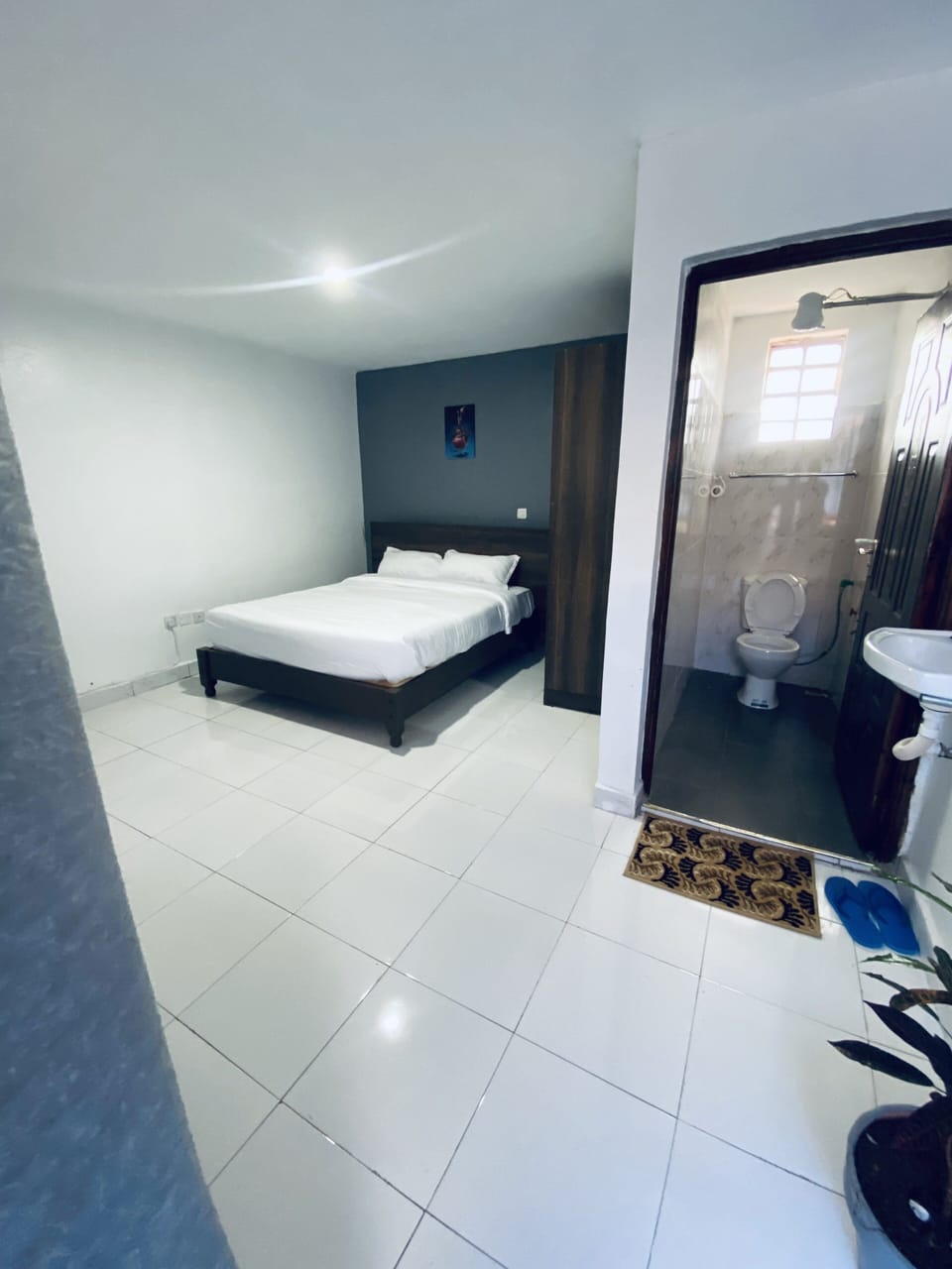 Deluxe Studio Suite | Desk, laptop workspace