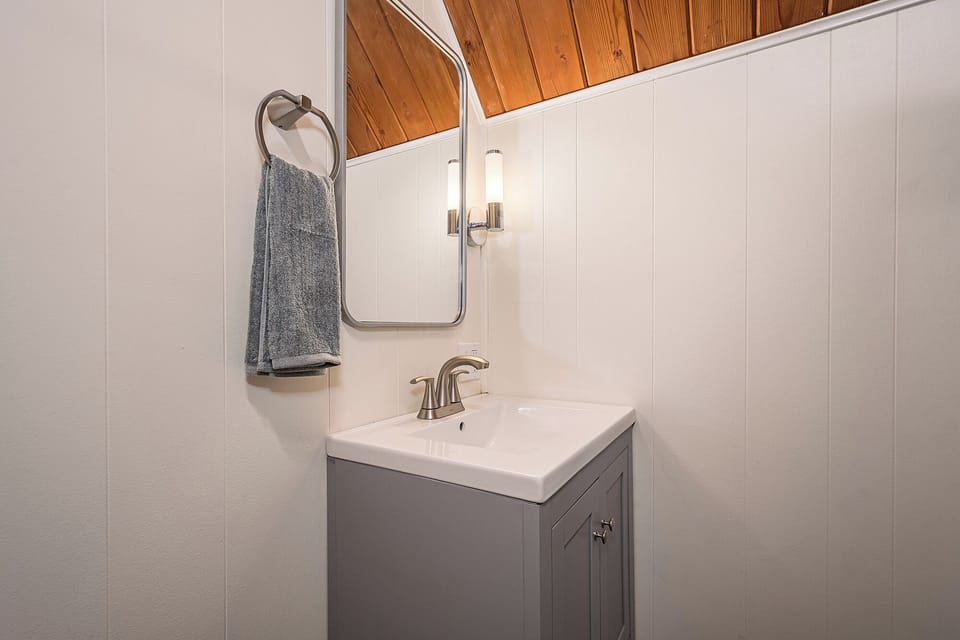 Blue Horizon by Taylor Made Deep Creek Cottage in Deep Creek Lake