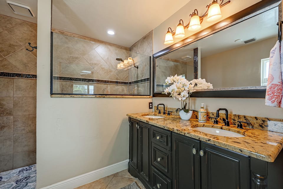 Walk to Beach & JW Marriott Heated Pool Cottage in Marco Island
