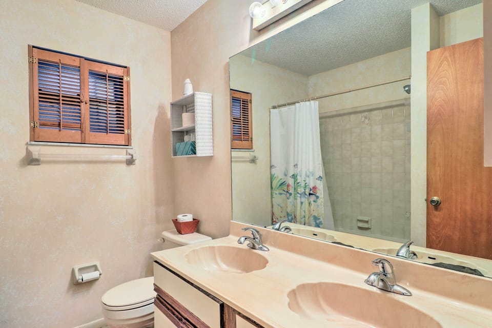 Waterfront Port St Lucie Home w/ Lanai & Pool Cottage in Port Saint Lucie