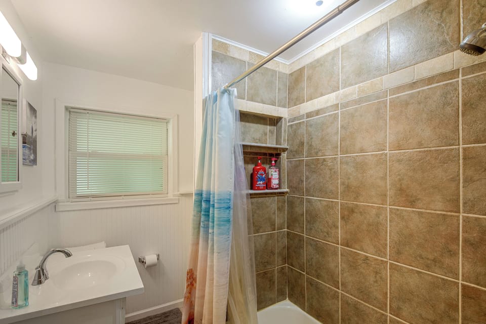3BR Daytona Oasis! 2 Miles to Beach w/ Studio Apt Cottage in Holly Hill
