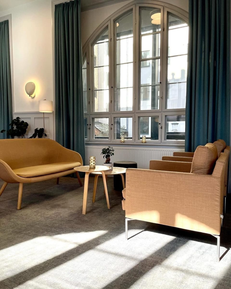 Lobby lounge