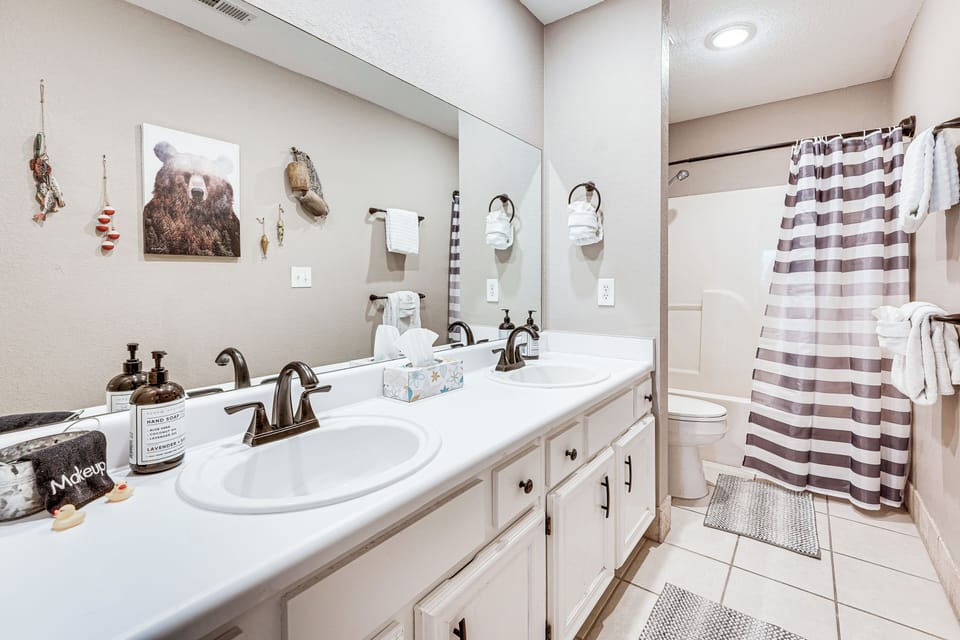 1 Mi to Silver Dollar City! Lake-view Family Haven Apartment in Indian Point