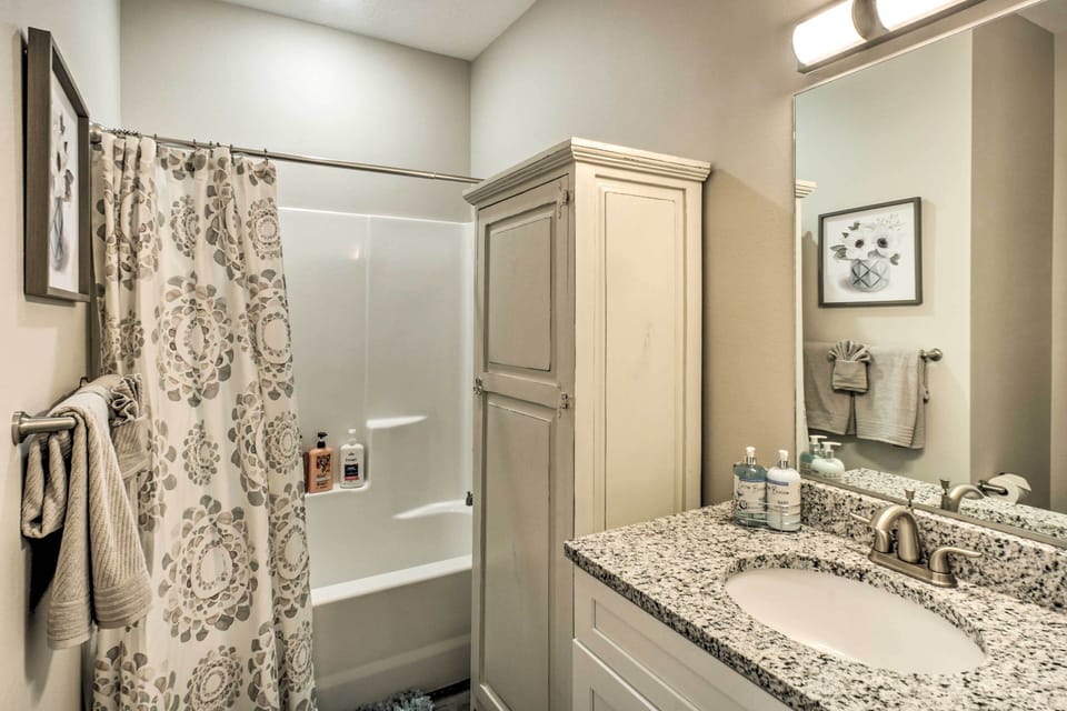 4 Mi to Silver Dollar City: Chic Branson Retreat! Apartment in Branson