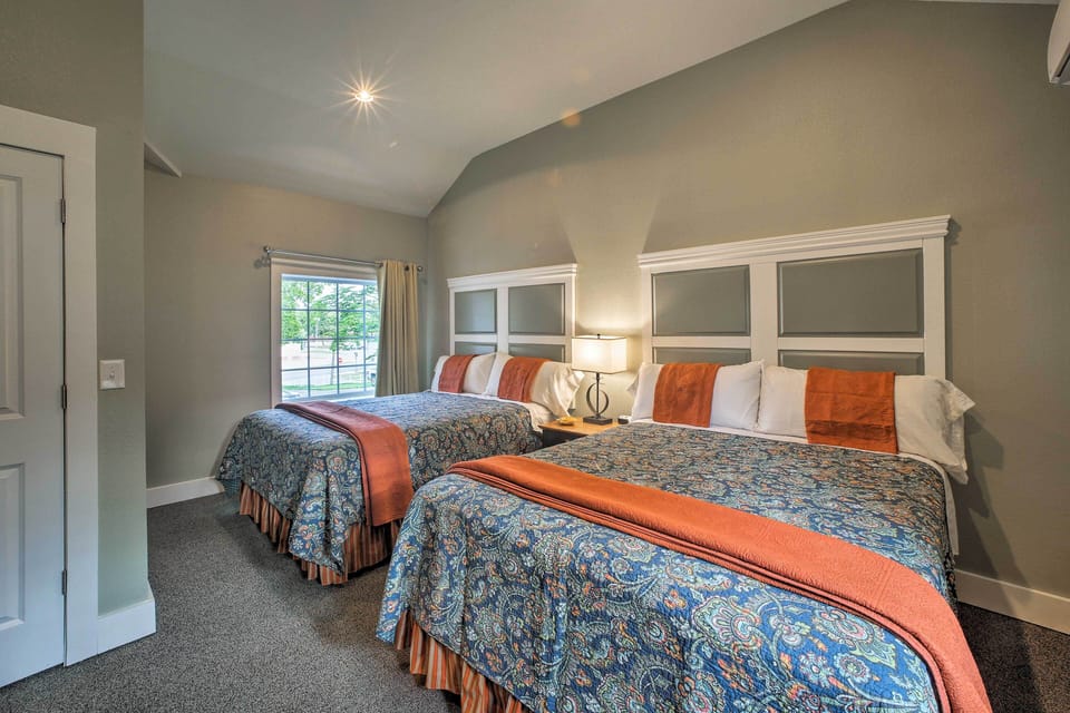 Fire Pit Access: Cozy Dtwn Branson Cottage! Cottage in Hollister