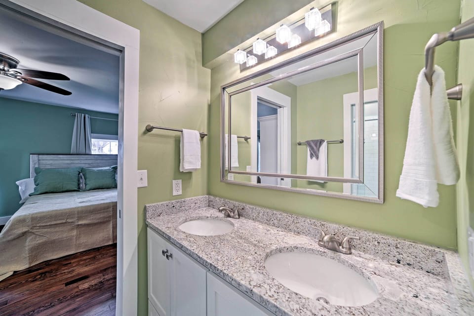 Walk to Branson Landing! Dtwn Home w/ Pool Access Cottage in Hollister
