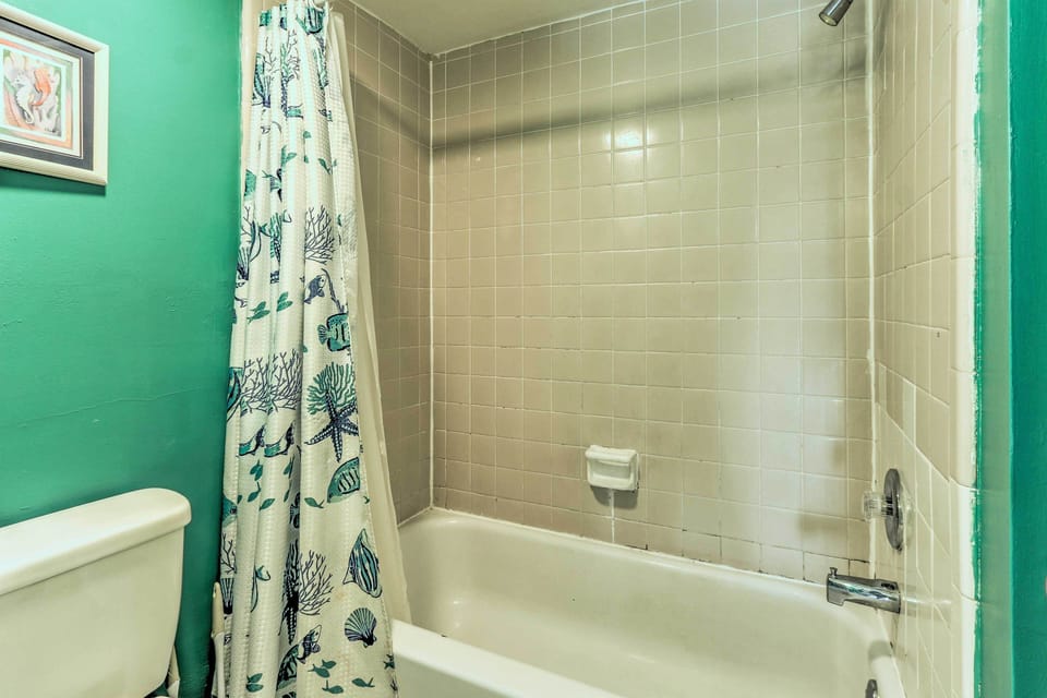 Patio & Walk to Beach: Hilton Head Island Townhome Apartment in South Forest Beach