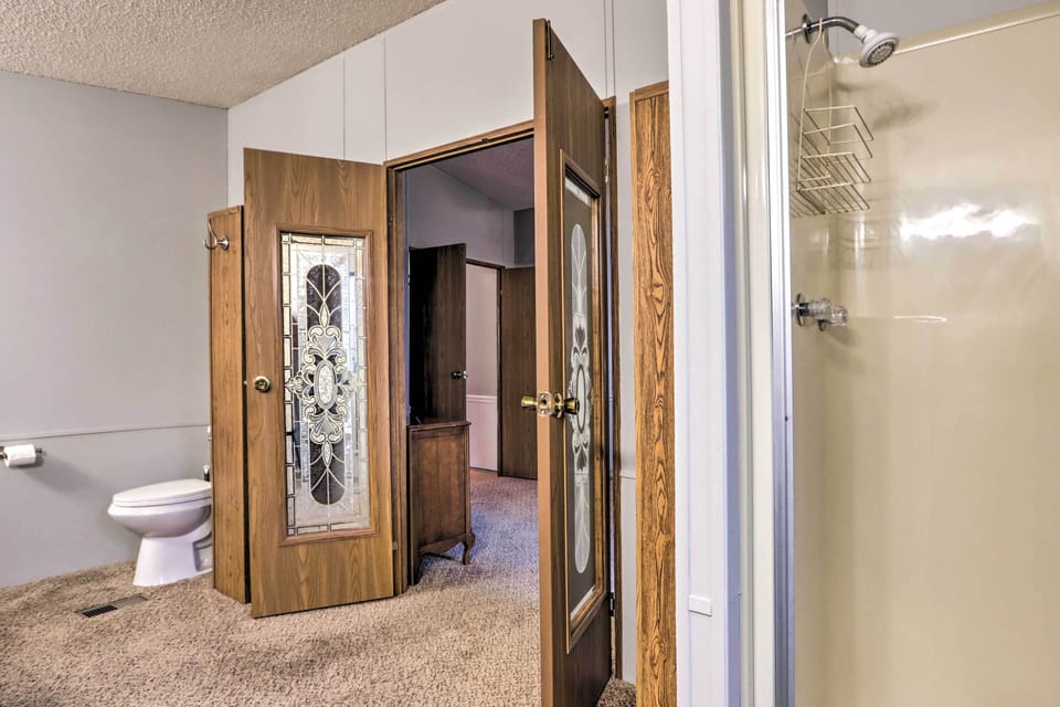 8 Mi to Beach: Lake-view Haven in Linn Creek! Cottage in Lake of the Ozarks