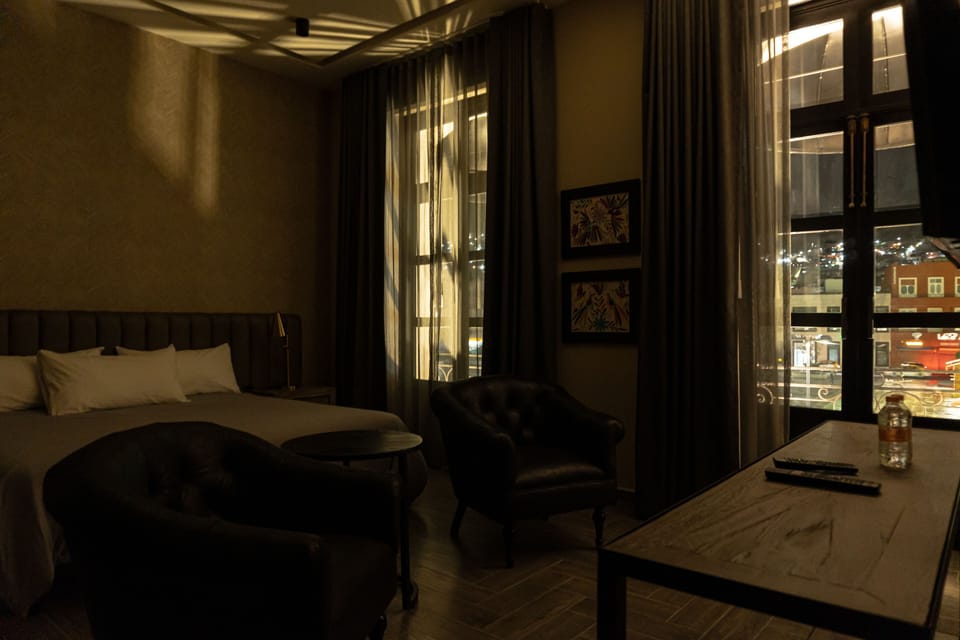 Senior Suite, 1 Bedroom, Bathtub | 1 bedroom, WiFi (free), bed sheets