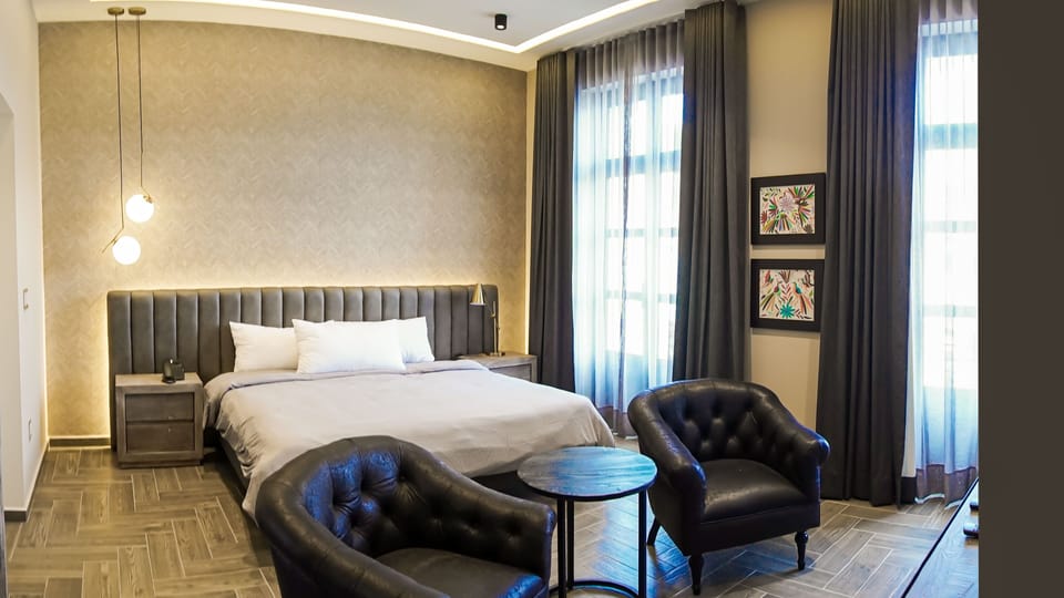 Senior Suite, 1 Bedroom, Bathtub | 1 bedroom, WiFi (free), bed sheets
