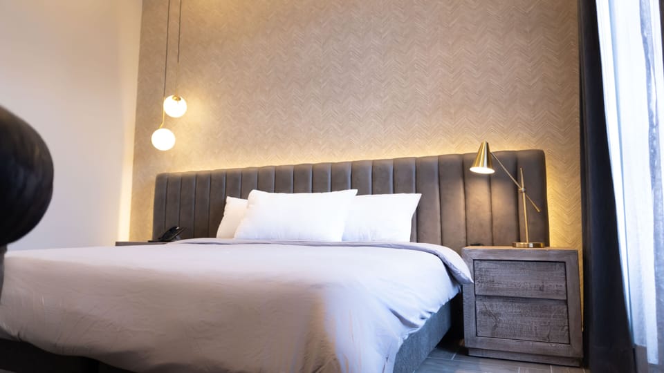 Senior Suite, 1 Bedroom, Bathtub | 1 bedroom, WiFi (free), bed sheets