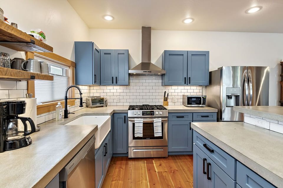 Grand House | Private kitchen | Full-size fridge, microwave, oven, stovetop