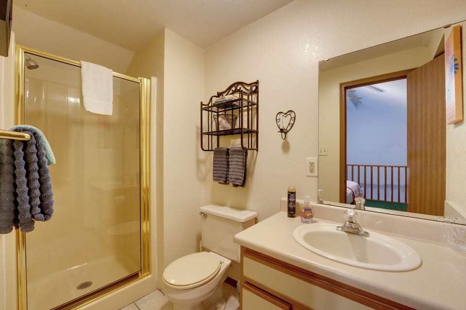 3 Mi to Titanic Museum: Branson Condo w/ Fireplace Apartment in Branson