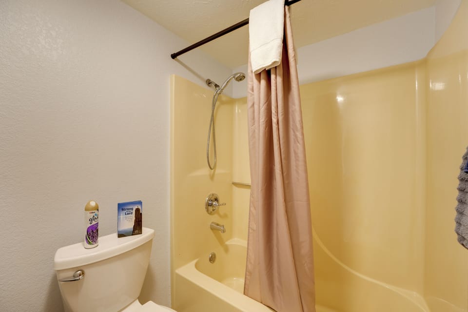3 Mi to Titanic Museum: Branson Condo w/ Fireplace Apartment in Branson