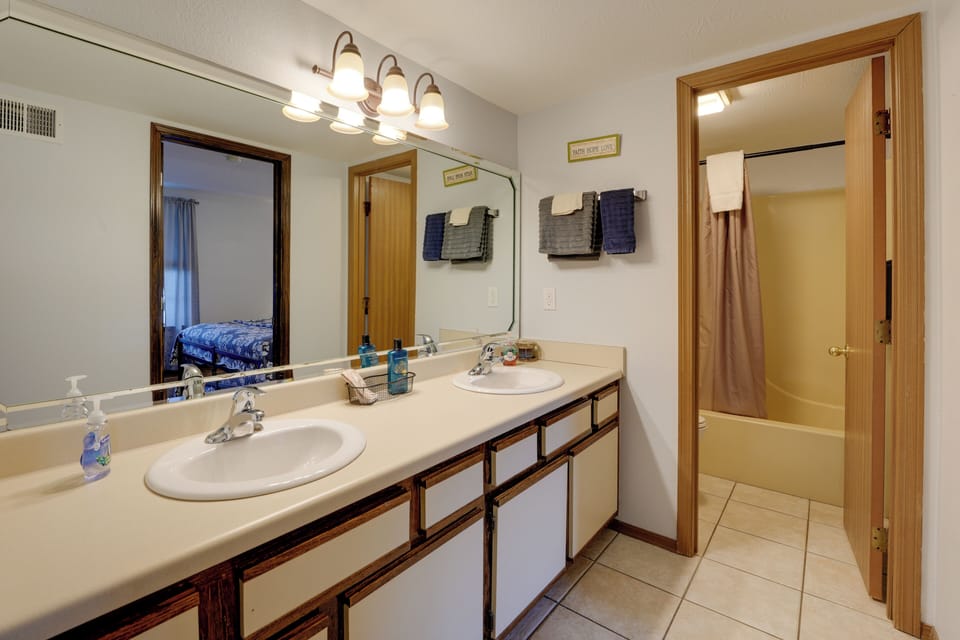 3 Mi to Titanic Museum: Branson Condo w/ Fireplace Apartment in Branson
