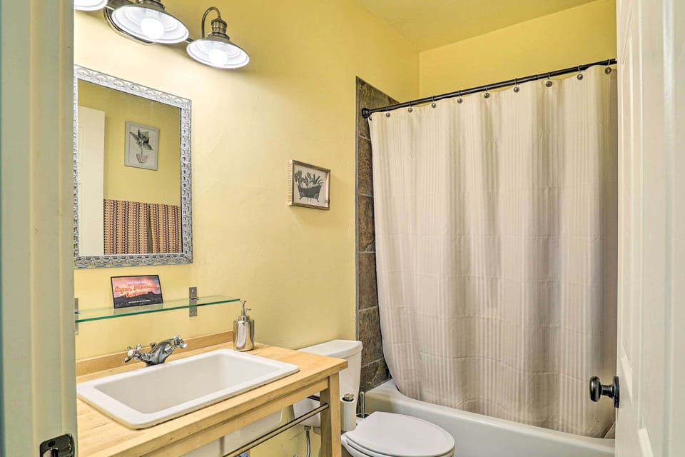 Cozy Las Cruces Gem: Fire Pit, Patio & Views! Cottage in Las Cruces