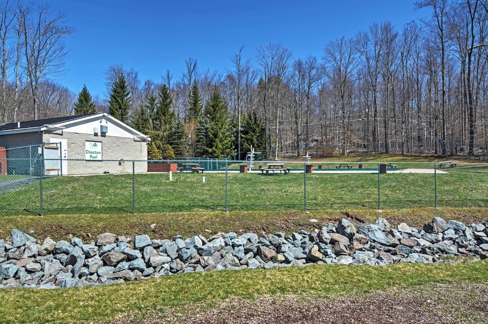 Deck & Resort Amenities: Arrowhead Lake Home! Cottage in Coolbaugh Township