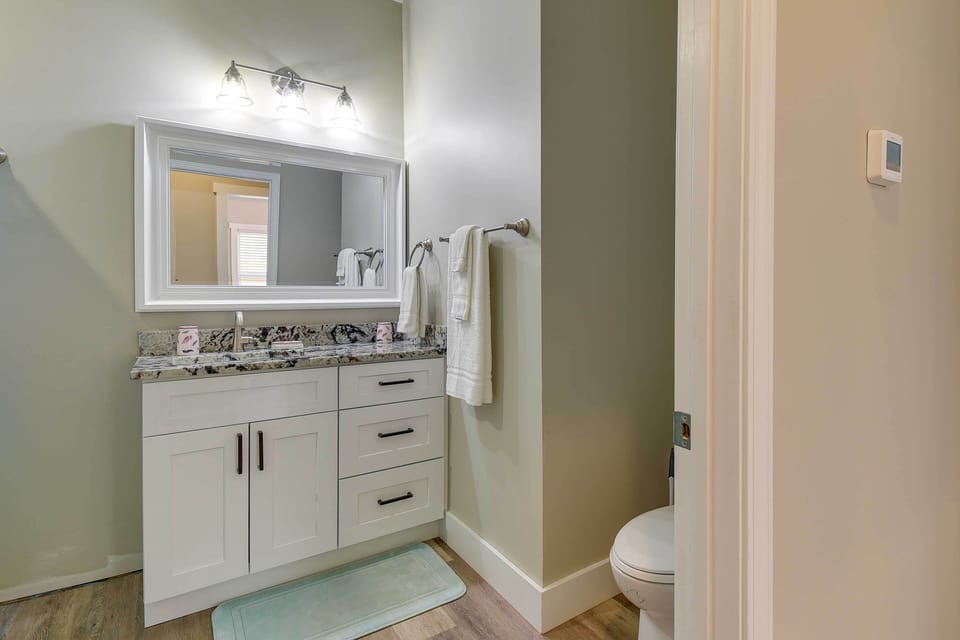 Walk to Restaurants! Coastal Carolina Escape Cottage in Ocean Isle Beach