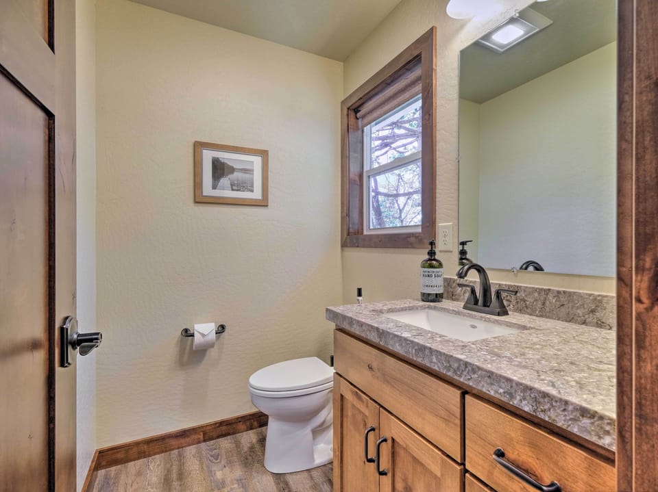 Luxury Retreat: Custom Mi-wuk Village Cabin! Cottage in Mi Wuk Village