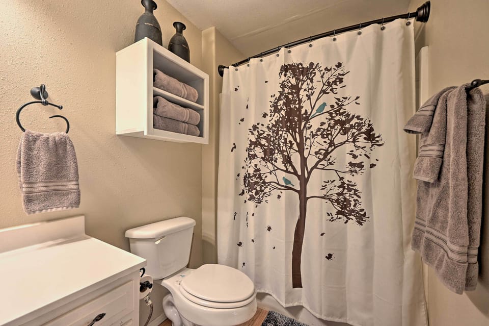 Pet-friendly 'shady Oaks' Broken Bow Gem w/ Patio! Cottage in Broken Bow