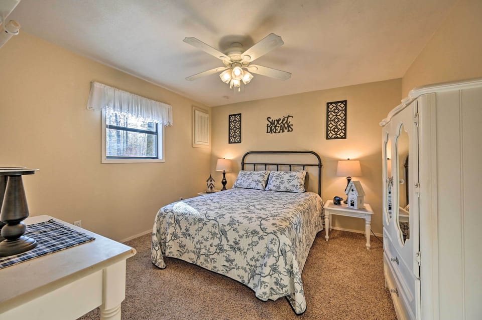 Pet-friendly 'shady Oaks' Broken Bow Gem w/ Patio! Cottage in Broken Bow