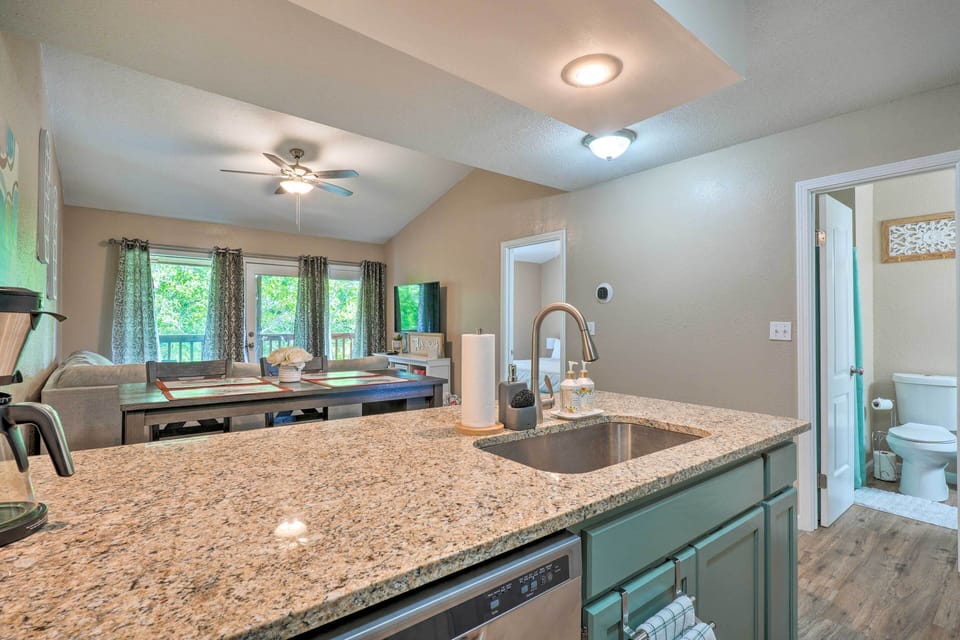 Reeds Spring Condo Near Aquarium at the Boardwalk! Apartment in Table Rock Lake