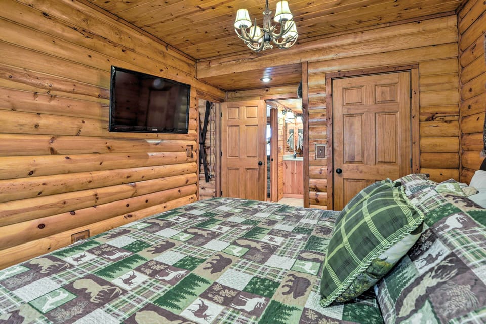 Rustic Cabin in Roaring River State Park! Cottage in Roaring River Township
