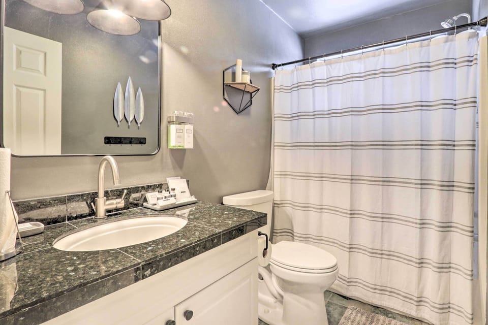 Crystal Bay Home w/ Fireplace Near Ski Resorts Cottage in Post Falls