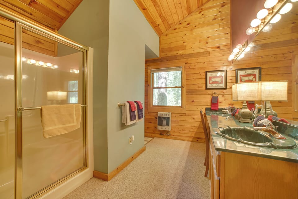 Secluded Studio w/ Deck ~ 8 Miles to Beaver Lake! Cottage in Eureka Springs